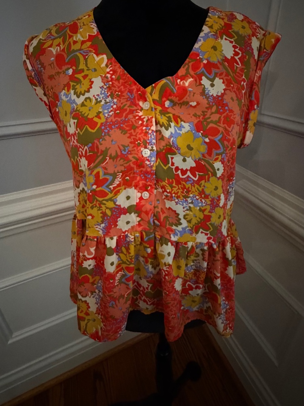 Coral short sleeve flowery blouse. Size small. Has variety of colors.